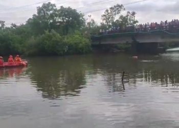 കണ്ണൂർ ചെമ്പല്ലിക്കുണ്ടിൽ അമ്മ മൂന്ന് വയസുള്ള കുഞ്ഞുമായി പുഴയിൽ ചാടി ; യുവതിയുടെ മൃതദേഹം കണ്ടെത്തി