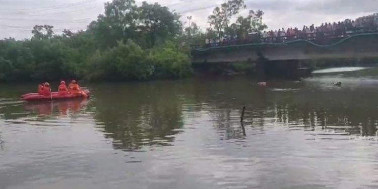 കണ്ണൂർ ചെമ്പല്ലിക്കുണ്ടിൽ അമ്മ മൂന്ന് വയസുള്ള കുഞ്ഞുമായി പുഴയിൽ ചാടി ; യുവതിയുടെ മൃതദേഹം കണ്ടെത്തി