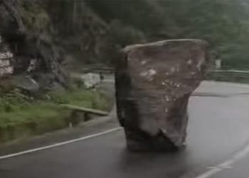 മൂ​ന്നാ​ര്‍ ഗ്യാ​പ് റോ​ഡി​ല്‍ കൂ​റ്റ​ന്‍ പാ​റ​ക്ക​ല്ല് റോ​ഡി​ലേ​ക്ക് പ​തി​ച്ചു ; ഒ​ഴി​വാ​യ​ത് വ​ന്‍ ദു​ര​ന്തം