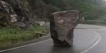 മൂ​ന്നാ​ര്‍ ഗ്യാ​പ് റോ​ഡി​ല്‍ കൂ​റ്റ​ന്‍ പാ​റ​ക്ക​ല്ല് റോ​ഡി​ലേ​ക്ക് പ​തി​ച്ചു ; ഒ​ഴി​വാ​യ​ത് വ​ന്‍ ദു​ര​ന്തം