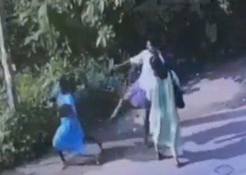 കോഴിക്കോട് തിരുവമ്പാടിയില്‍ നടുറോട്ടില്‍ മധ്യവയസ്‌ക്കയെ ചവിട്ടി വീഴ്ത്തി യുവാവ്