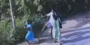 കോഴിക്കോട് തിരുവമ്പാടിയില്‍ നടുറോട്ടില്‍ മധ്യവയസ്‌ക്കയെ ചവിട്ടി വീഴ്ത്തി യുവാവ്