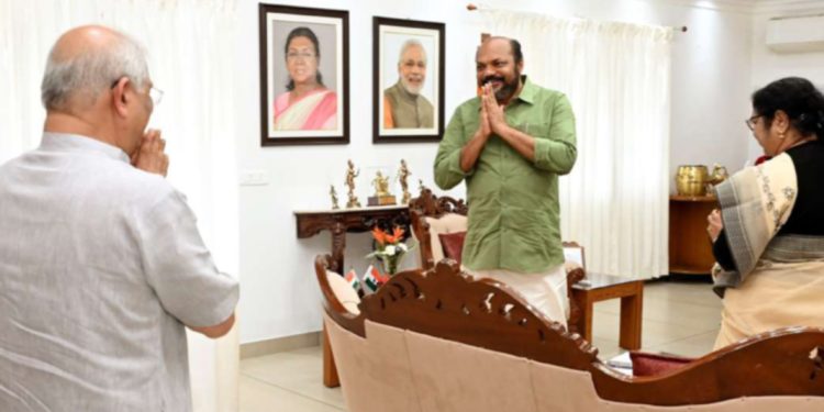 താല്ക്കാലിക വി സി നിയമനം ; ഗവര്ണറെ കണ്ട് മന്ത്രിമാര്