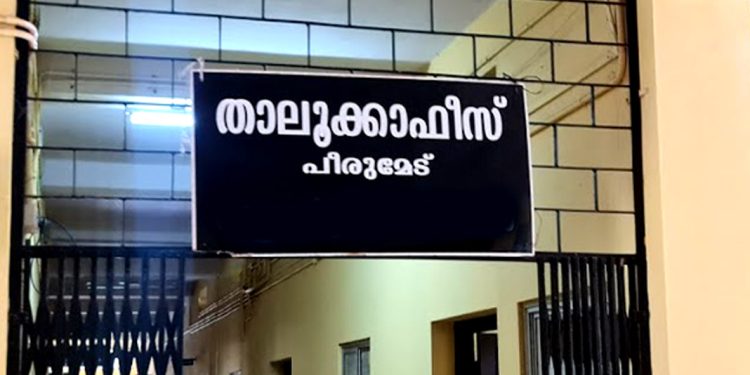 കണ്ണുപൊത്തിക്കളിയുമായി ജില്ലാ കളക്ടറും പീരുമേട് തഹസീല്ദാരും ; വീടിന് നമ്പര് നല്കുന്നില്ല – യുവാവ് ആത്മഹത്യയുടെ വക്കില്